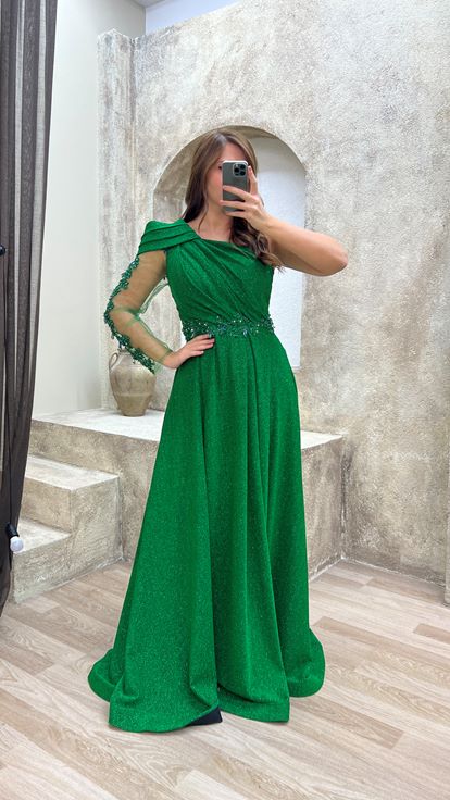 فستان سهرة أخضر بكتف واحد بمقاسات كبيرة