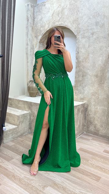 Grünes Abendkleid in Übergröße mit einärmeligem Schulterdetail