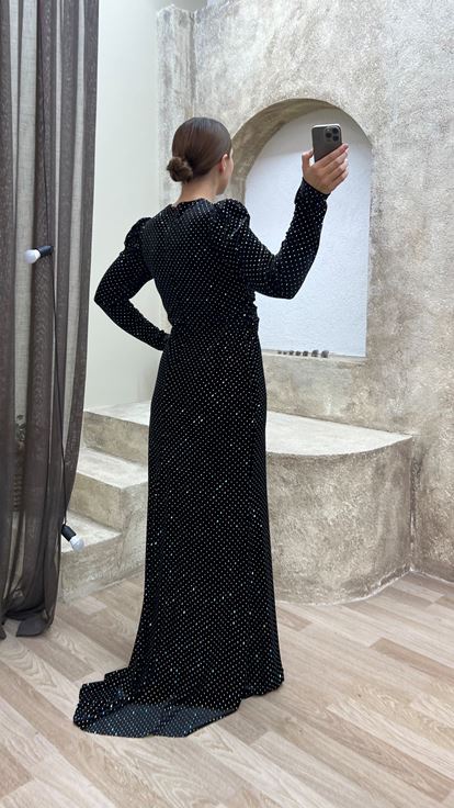 Abito taglie forti nero con dettaglio ricamato in vita