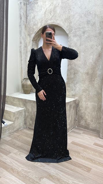 Vestido negro bordado con detalle de cintura con diseño de talla grande