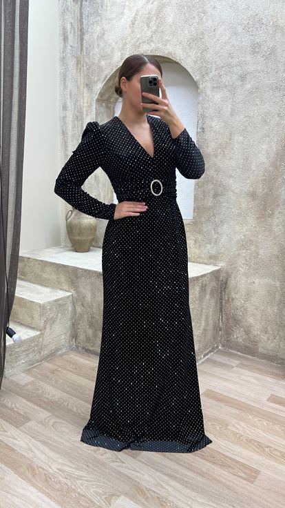 Abito taglie forti nero con dettaglio ricamato in vita