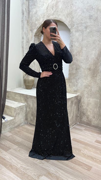 Abito taglie forti nero con dettaglio ricamato in vita