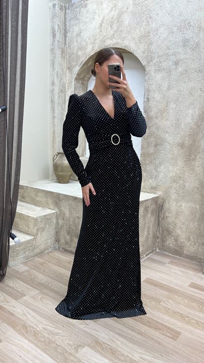 Abito taglie forti nero con dettaglio ricamato in vita