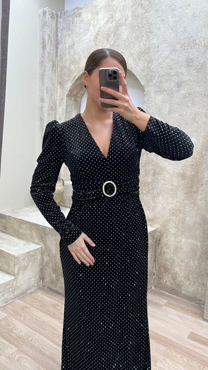 Abito taglie forti nero con dettaglio ricamato in vita