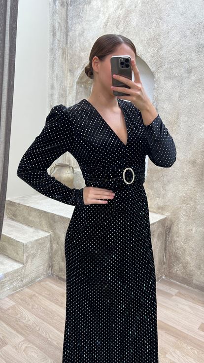 Abito taglie forti nero con dettaglio ricamato in vita