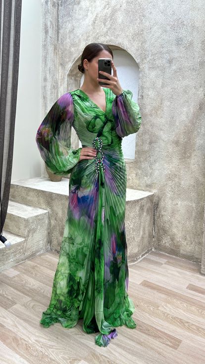 Yeşil Broş Detay Pliseli Tasarım Şifon Büyük Beden Abiye Elbise