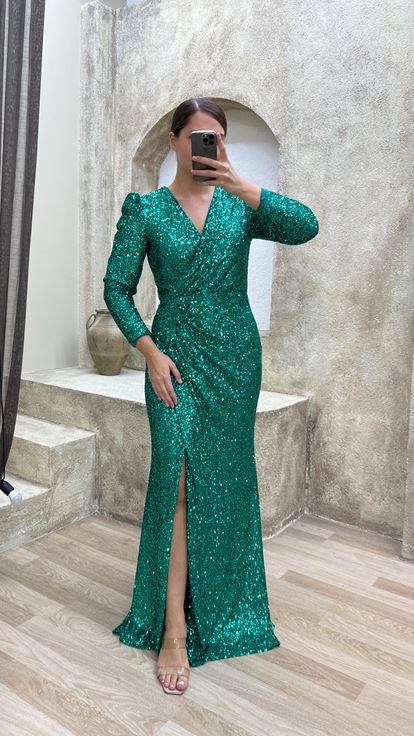 فستان سهرة أخضر زمردي بياقة على شكل حرف V مزين بالترتر، مقاسات كبيرة