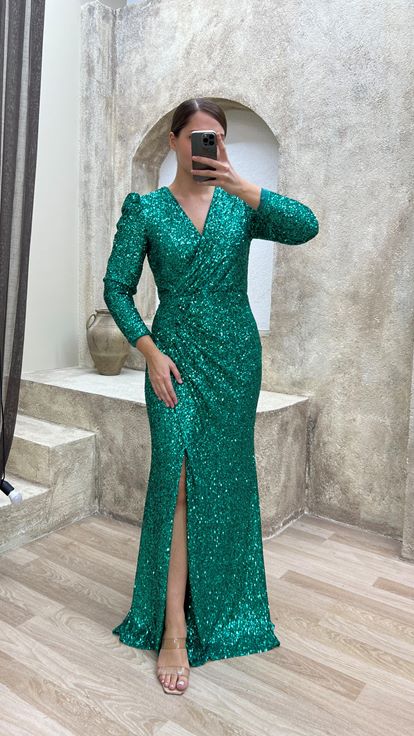 فستان سهرة أخضر زمردي بياقة على شكل حرف V مزين بالترتر، مقاسات كبيرة