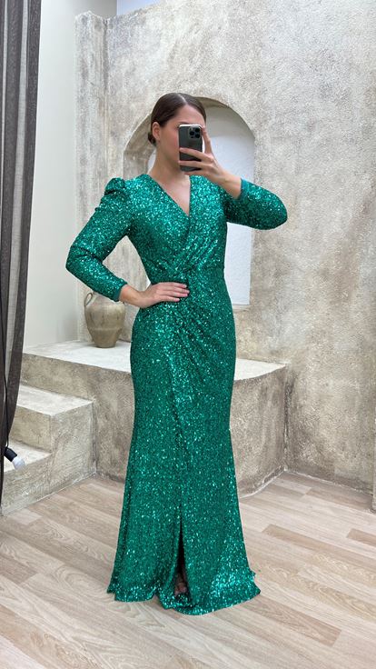 فستان سهرة أخضر زمردي بياقة على شكل حرف V مزين بالترتر، مقاسات كبيرة