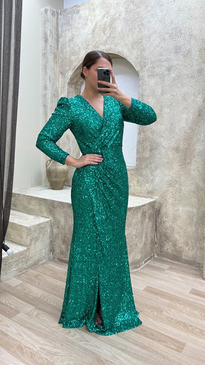 فستان سهرة أخضر زمردي بياقة على شكل حرف V مزين بالترتر، مقاسات كبيرة