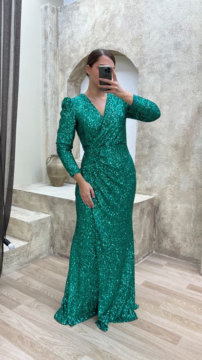 فستان سهرة أخضر زمردي بياقة على شكل حرف V مزين بالترتر، مقاسات كبيرة