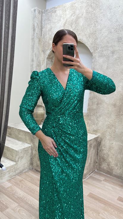 فستان سهرة أخضر زمردي بياقة على شكل حرف V مزين بالترتر، مقاسات كبيرة