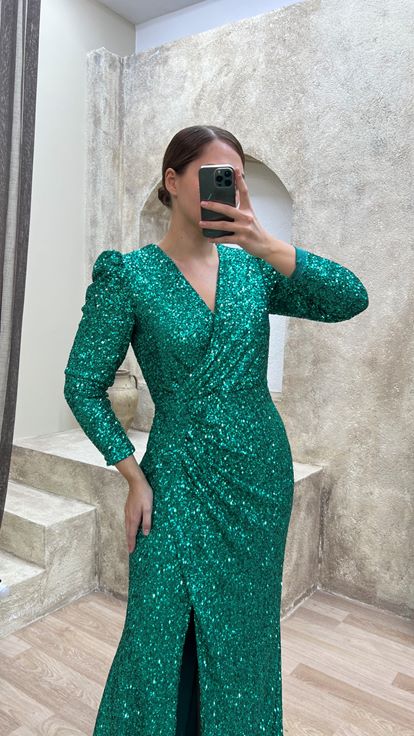 فستان سهرة أخضر زمردي بياقة على شكل حرف V مزين بالترتر، مقاسات كبيرة