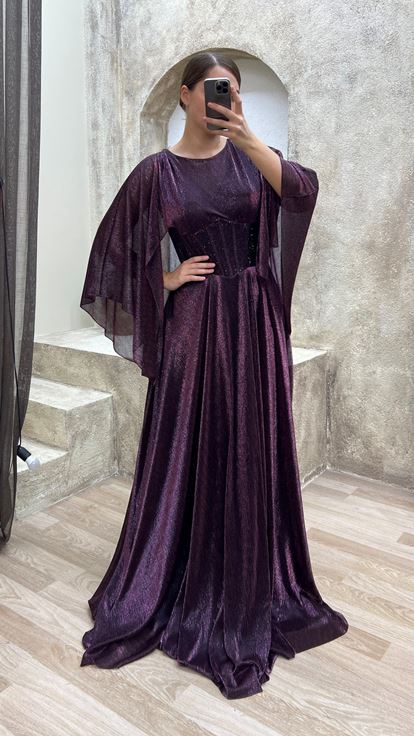 فستان سهرة بمقاسات كبيرة، بلون البرقوق، بتفاصيل شفافة، وأكمام واسعة، وتصميم مطرز 