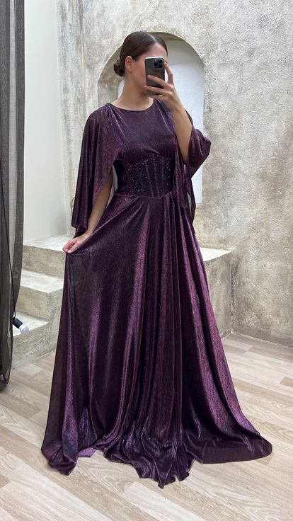 فستان سهرة بمقاسات كبيرة، بلون البرقوق، بتفاصيل شفافة، وأكمام واسعة، وتصميم مطرز 