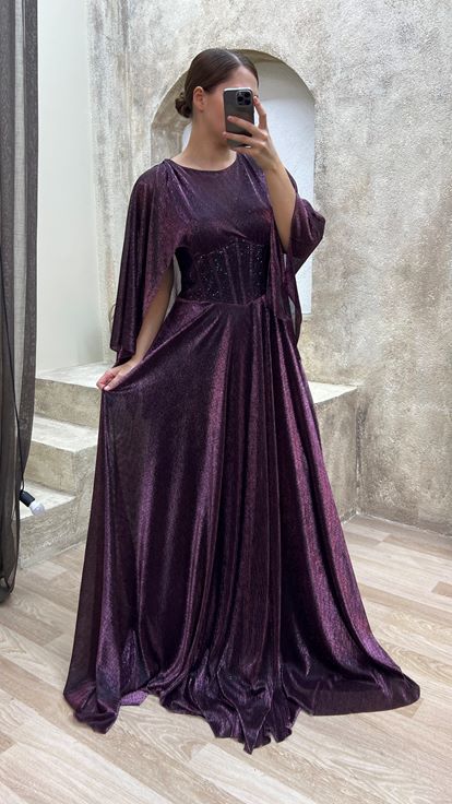 فستان سهرة بمقاسات كبيرة، بلون البرقوق، بتفاصيل شفافة، وأكمام واسعة، وتصميم مطرز 