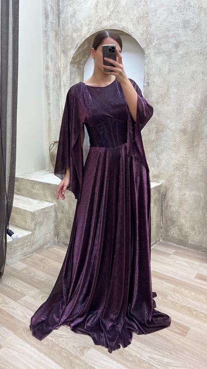 فستان سهرة بمقاسات كبيرة، بلون البرقوق، بتفاصيل شفافة، وأكمام واسعة، وتصميم مطرز 