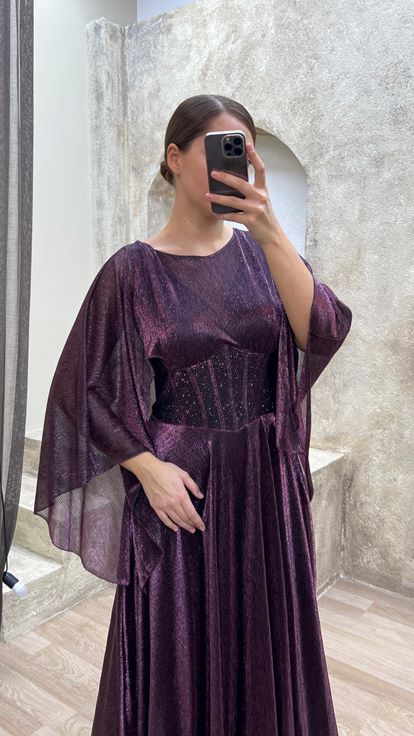 فستان سهرة بمقاسات كبيرة، بلون البرقوق، بتفاصيل شفافة، وأكمام واسعة، وتصميم مطرز 