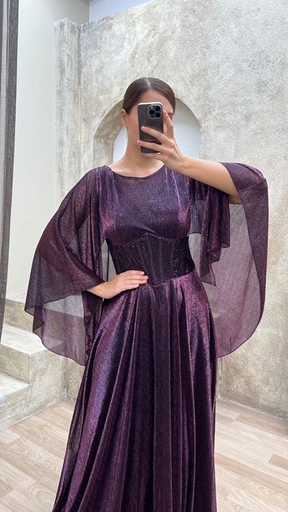 فستان سهرة بمقاسات كبيرة، بلون البرقوق، بتفاصيل شفافة، وأكمام واسعة، وتصميم مطرز 