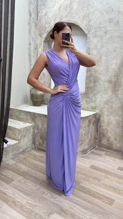 فستان سهرة بمقاسات كبيرة، بياقة على شكل حرف V وتفاصيل عند الخصر، بلون أرجواني فاتح 