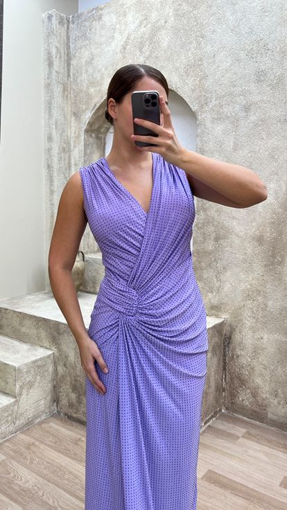 فستان سهرة بمقاسات كبيرة، بياقة على شكل حرف V وتفاصيل عند الخصر، بلون أرجواني فاتح 