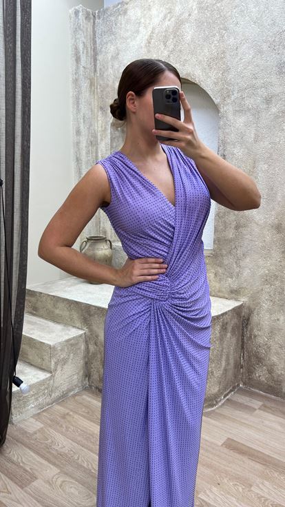 فستان سهرة بمقاسات كبيرة، بياقة على شكل حرف V وتفاصيل عند الخصر، بلون أرجواني فاتح 