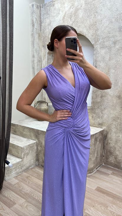 فستان سهرة بمقاسات كبيرة، بياقة على شكل حرف V وتفاصيل عند الخصر، بلون أرجواني فاتح 