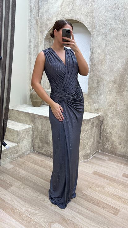 فستان سهرة رمادي بمقاسات كبيرة، بياقة على شكل حرف V وتفاصيل عند الخصر