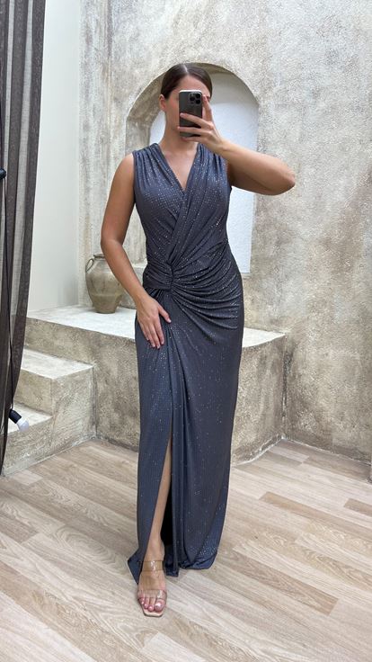 فستان سهرة رمادي بمقاسات كبيرة، بياقة على شكل حرف V وتفاصيل عند الخصر