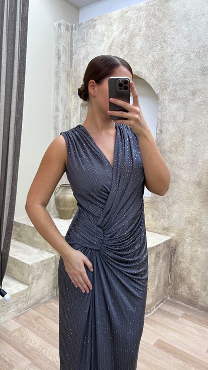 فستان سهرة رمادي بمقاسات كبيرة، بياقة على شكل حرف V وتفاصيل عند الخصر