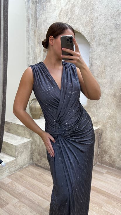 فستان سهرة رمادي بمقاسات كبيرة، بياقة على شكل حرف V وتفاصيل عند الخصر