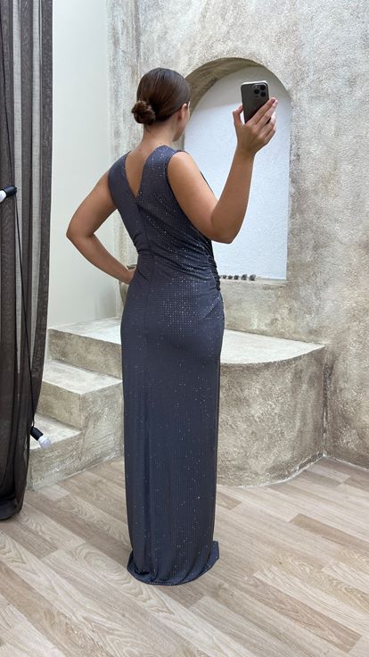 فستان سهرة رمادي بمقاسات كبيرة، بياقة على شكل حرف V وتفاصيل عند الخصر