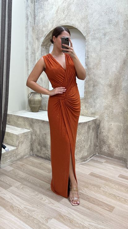 Abito da sera taglie forti con scollo a V e dettaglio in vita  color piastrella