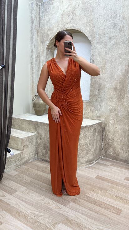 Abito da sera taglie forti con scollo a V e dettaglio in vita  color piastrella