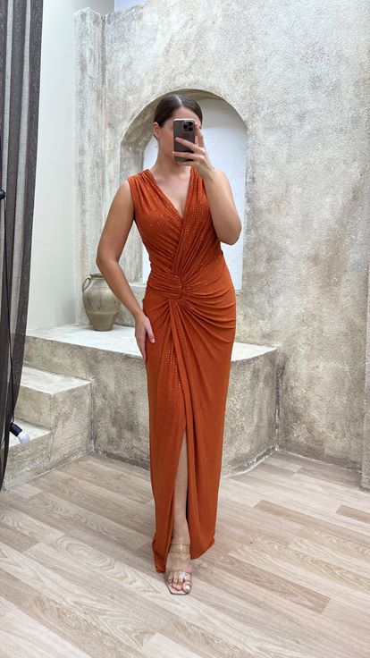 Abito da sera taglie forti con scollo a V e dettaglio in vita  color piastrella