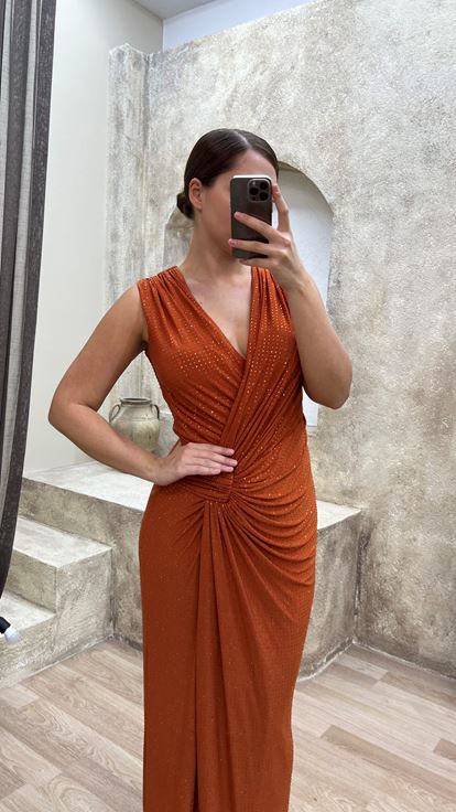 Abito da sera taglie forti con scollo a V e dettaglio in vita  color piastrella