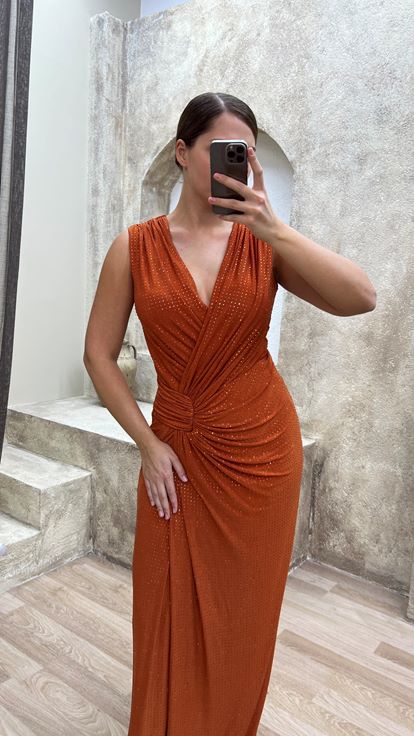 Abito da sera taglie forti con scollo a V e dettaglio in vita  color piastrella