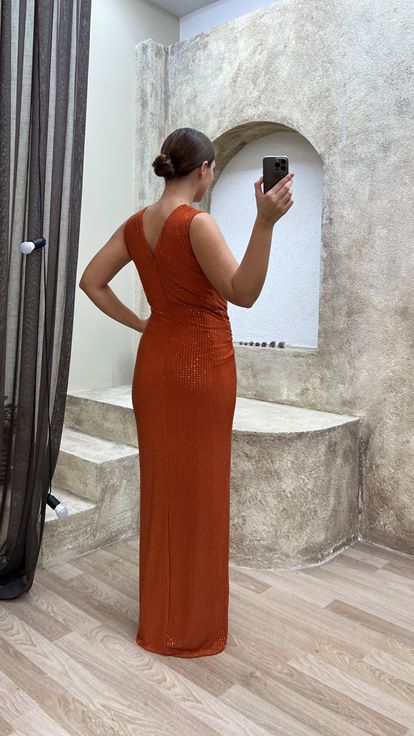 Abito da sera taglie forti con scollo a V e dettaglio in vita  color piastrella