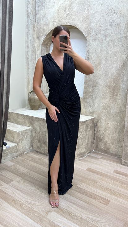 فستان سهرة أسود بمقاسات كبيرة، بياقة على شكل حرف V وتفاصيل عند الخصر