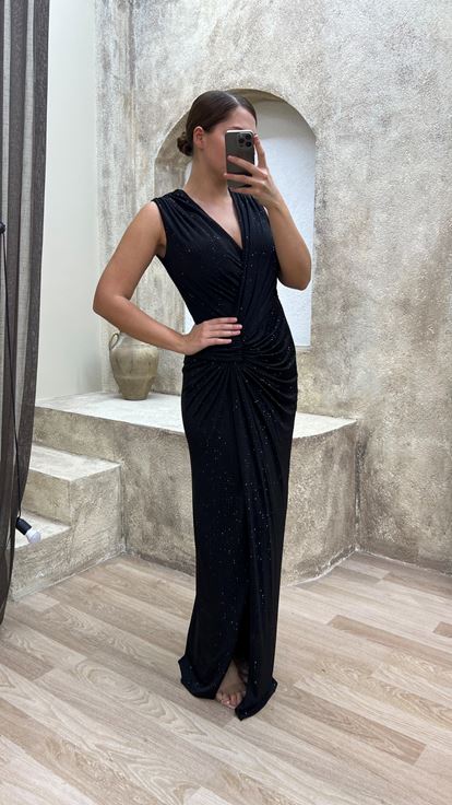 فستان سهرة أسود بمقاسات كبيرة، بياقة على شكل حرف V وتفاصيل عند الخصر