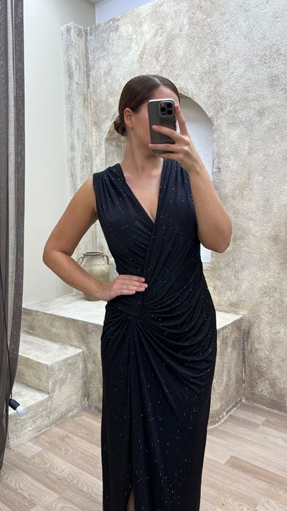 فستان سهرة أسود بمقاسات كبيرة، بياقة على شكل حرف V وتفاصيل عند الخصر