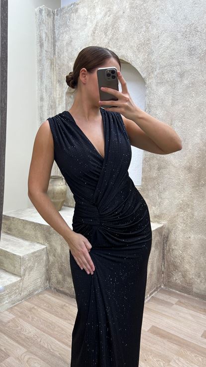 فستان سهرة أسود بمقاسات كبيرة، بياقة على شكل حرف V وتفاصيل عند الخصر