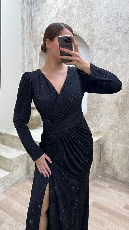 فستان سهرة أسود بمقاسات كبيرة، بياقة على شكل حرف V وتفاصيل عند الخصر