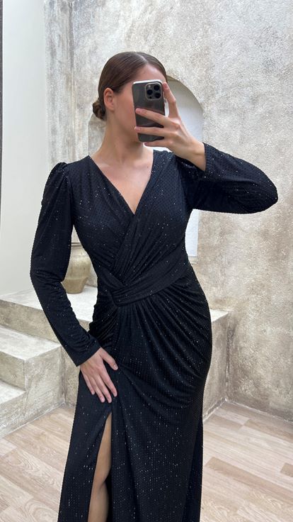 فستان سهرة أسود بمقاسات كبيرة، بياقة على شكل حرف V وتفاصيل عند الخصر