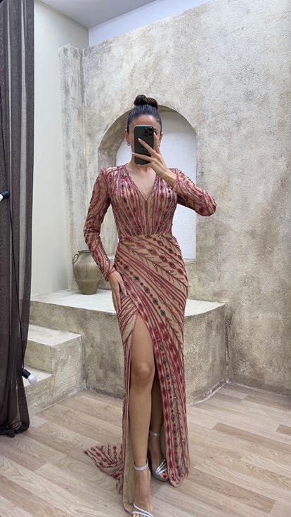 Abito da sera rosso con scollo a V e spacco  impreziosito da ricami personalizzati 