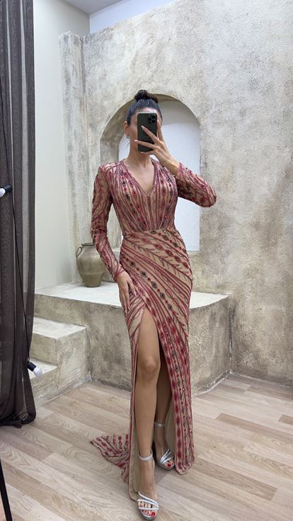 Abito da sera rosso con scollo a V e spacco  impreziosito da ricami personalizzati 