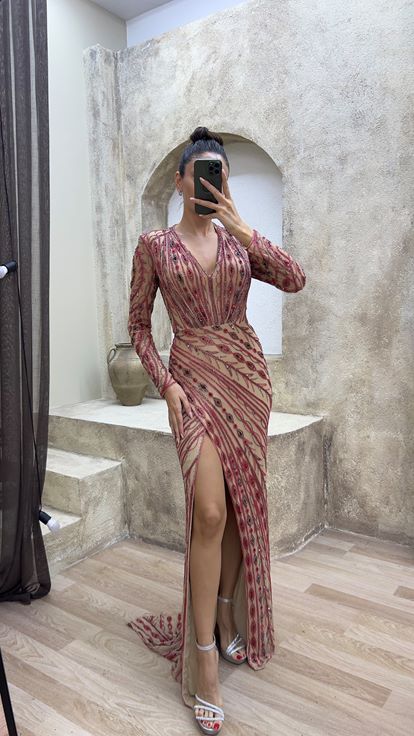 Abito da sera rosso con scollo a V e spacco  impreziosito da ricami personalizzati 