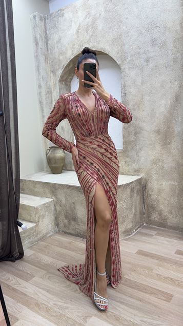 Vestido de noche rojo con abertura con abertura en V de diseño bordado especial