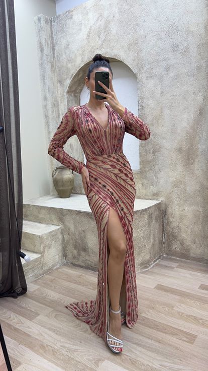 Abito da sera rosso con scollo a V e spacco  impreziosito da ricami personalizzati 