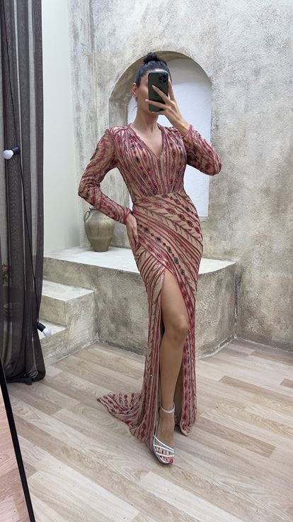 Abito da sera rosso con scollo a V e spacco  impreziosito da ricami personalizzati 